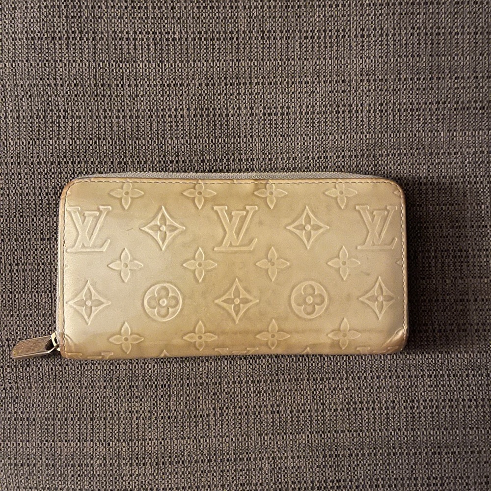 Louis Vuitton AUTHENTIC well loved cream patent leather zippy monogram wallet